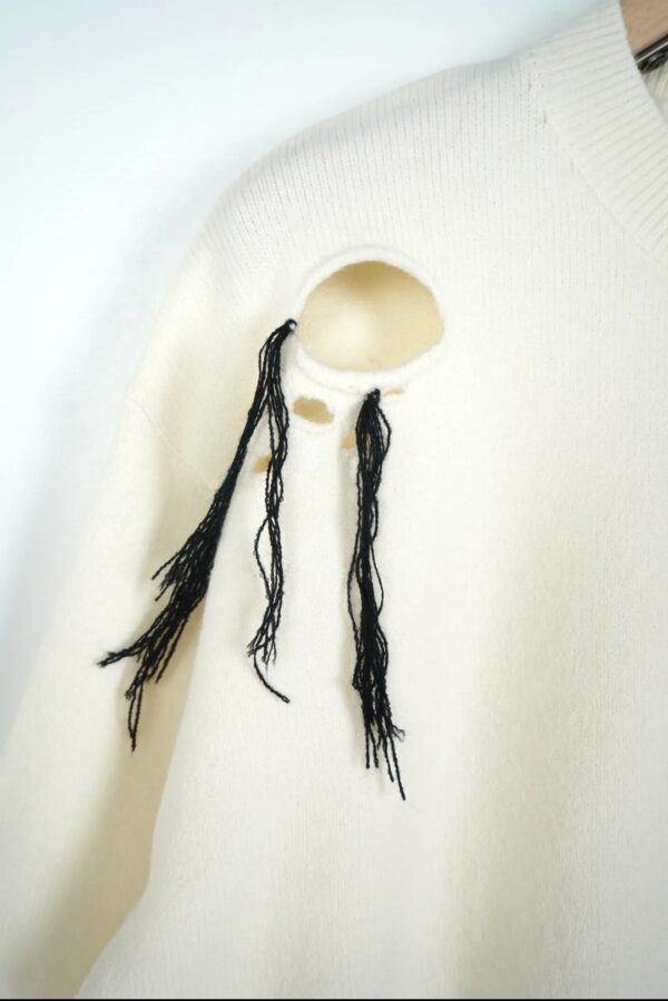 maglione bianco con rotture 22 - immagine 4