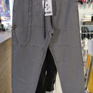 pantalone grigio con catena