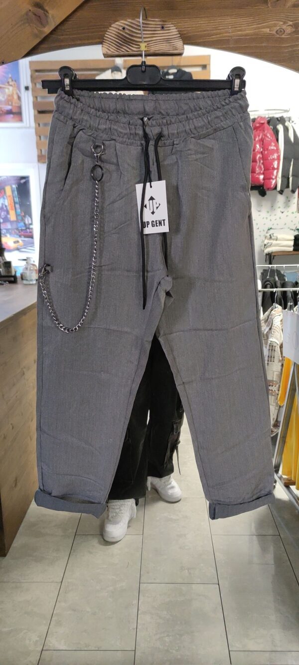pantalone grigio con catena
